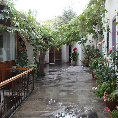 Hotel Aravan Evi